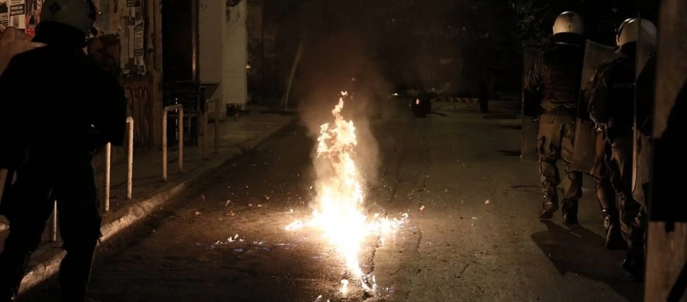 «Άγρια» επεισόδια στα Εξάρχεια: Επιχείρηση της ΕΛ.ΑΣ. στο Βοξ και χρήση δακρυγόνων - Ένας τραυματίας (βίντεο-φωτο)